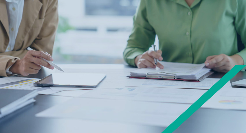 Profesionales revisando financiación con aval SGR para pyme