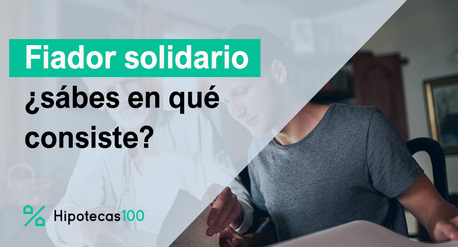 Padre e hijo revisando documentos por fiador solidario