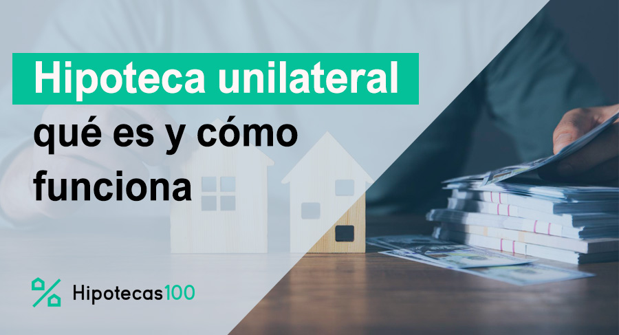 Persona comparando dos viviendas y dinero para entender cómo funciona una hipoteca unilateral